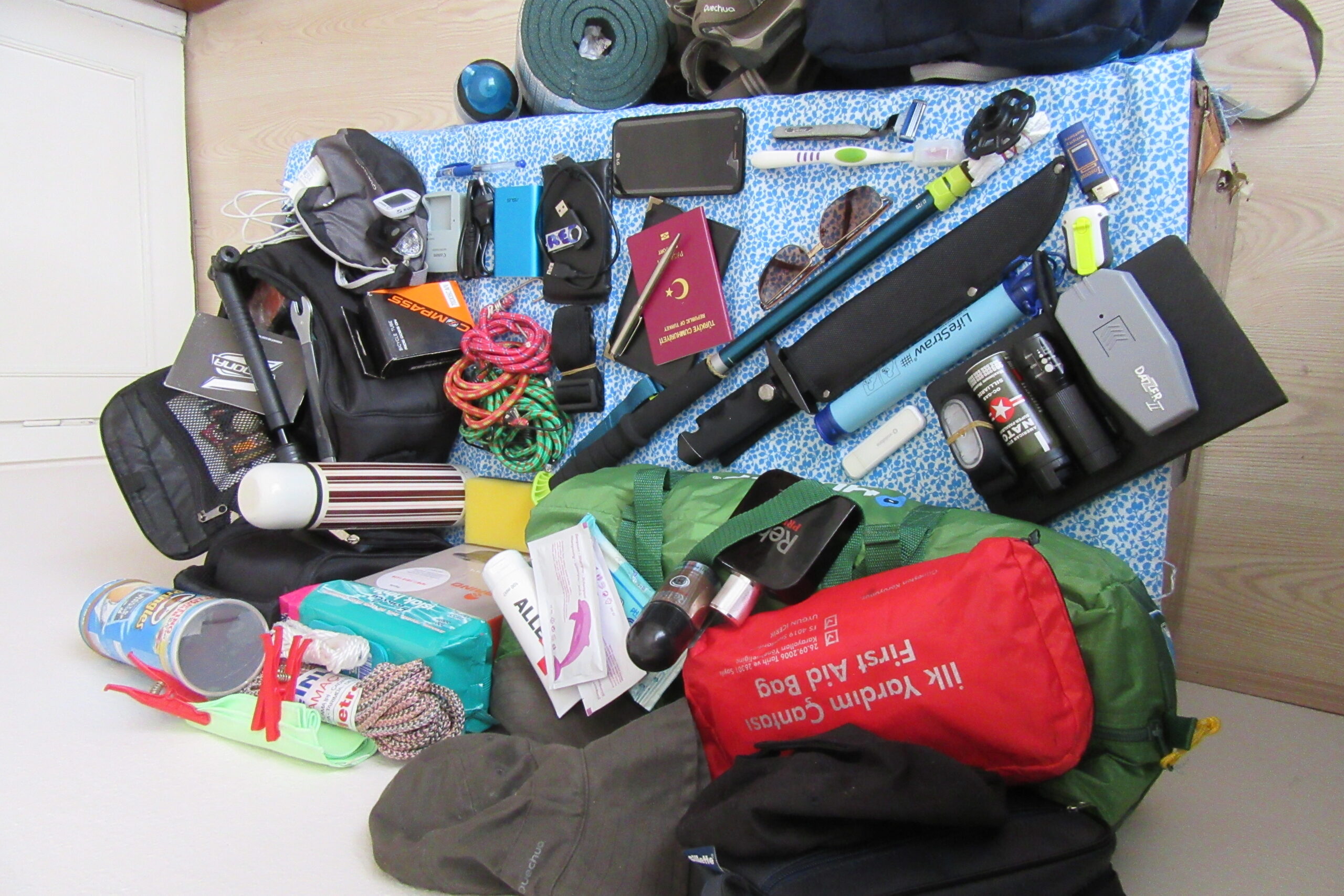 Tüm Şu Pılı Pırtı Tek Bir Kafadan Kontak Heybede