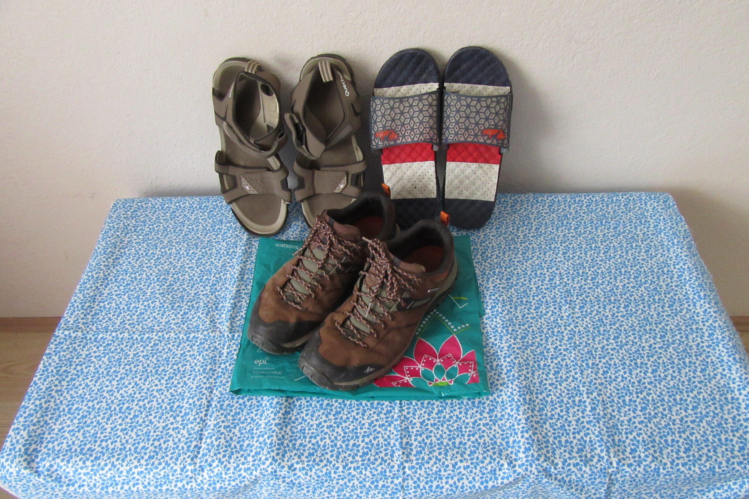 Ayağa Giyilen Şeylerden İhtiyacım Kadar Birer Çift Takım