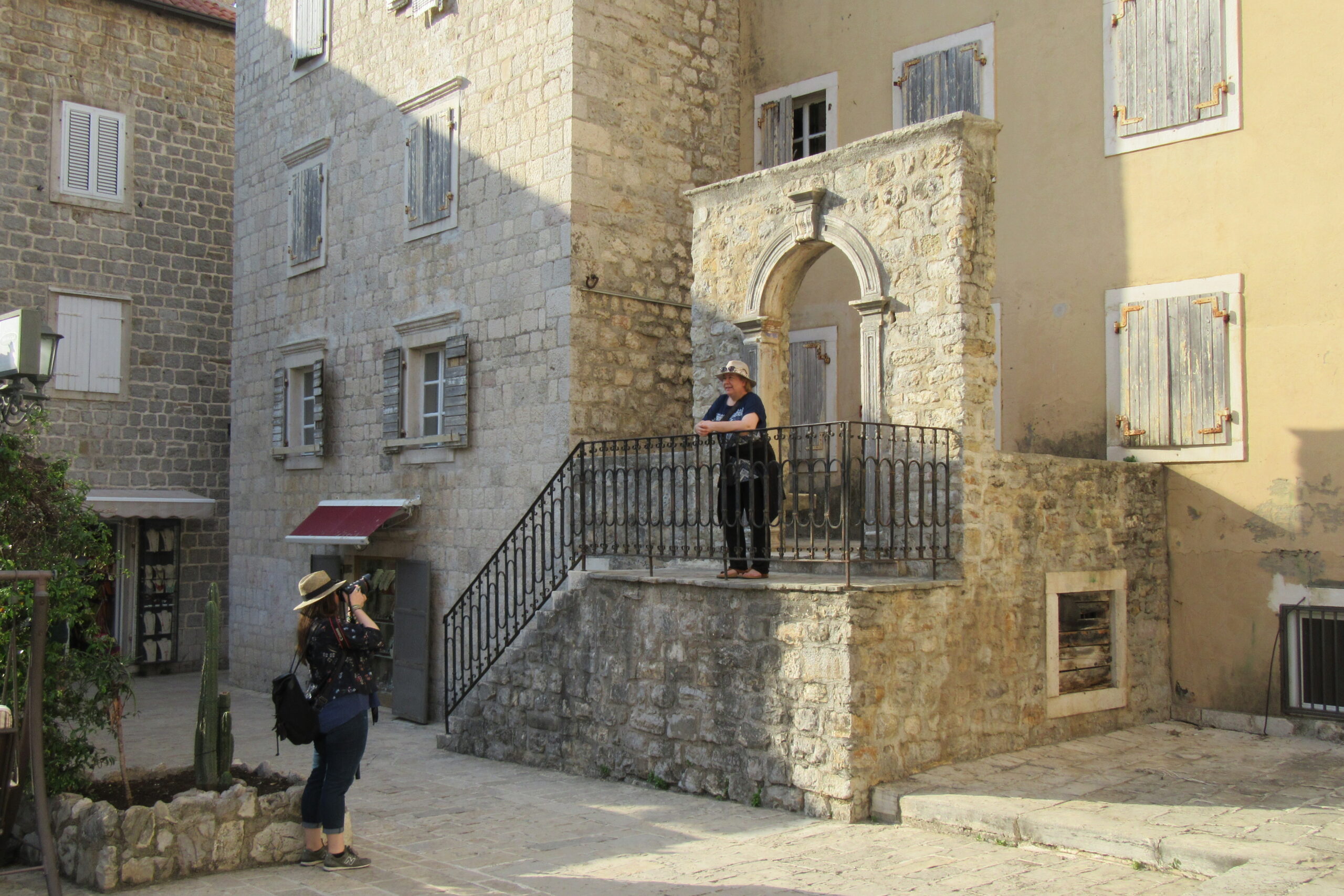 Daracık Sokaklar, Orta Çağ’dan Kalma Duvarlar