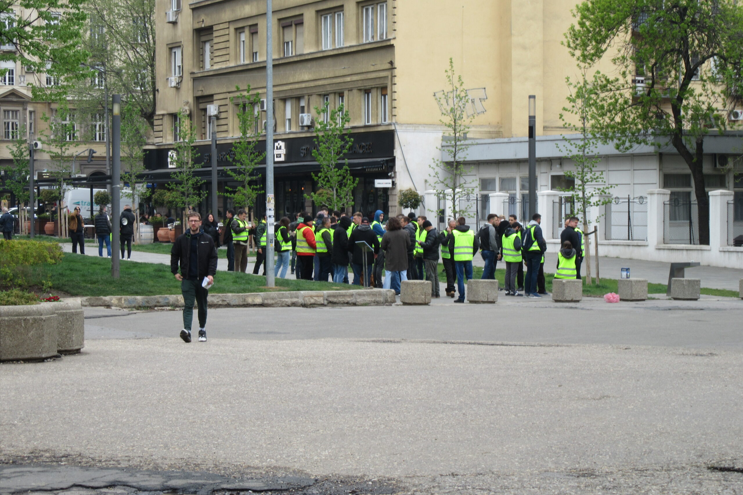 Sarı Ceketlilerin Arasına Karışınca Kızıl Günlerim Açıyor