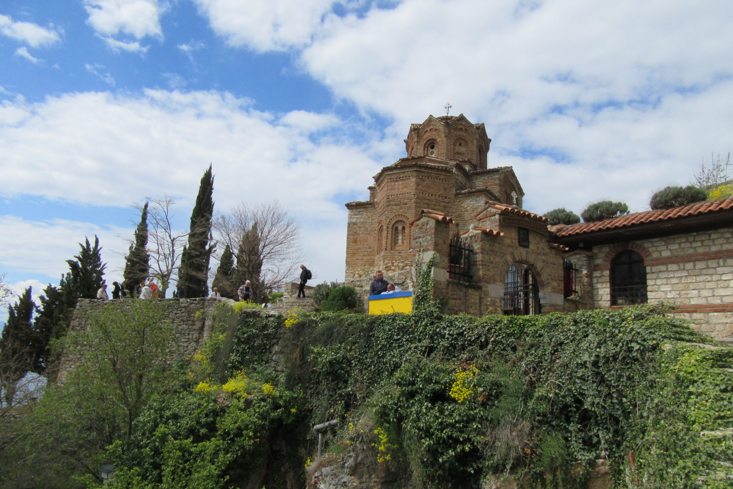 Ormana Girmeden Önce Aziz Yuhanna (St John) Kilisesindeyiz