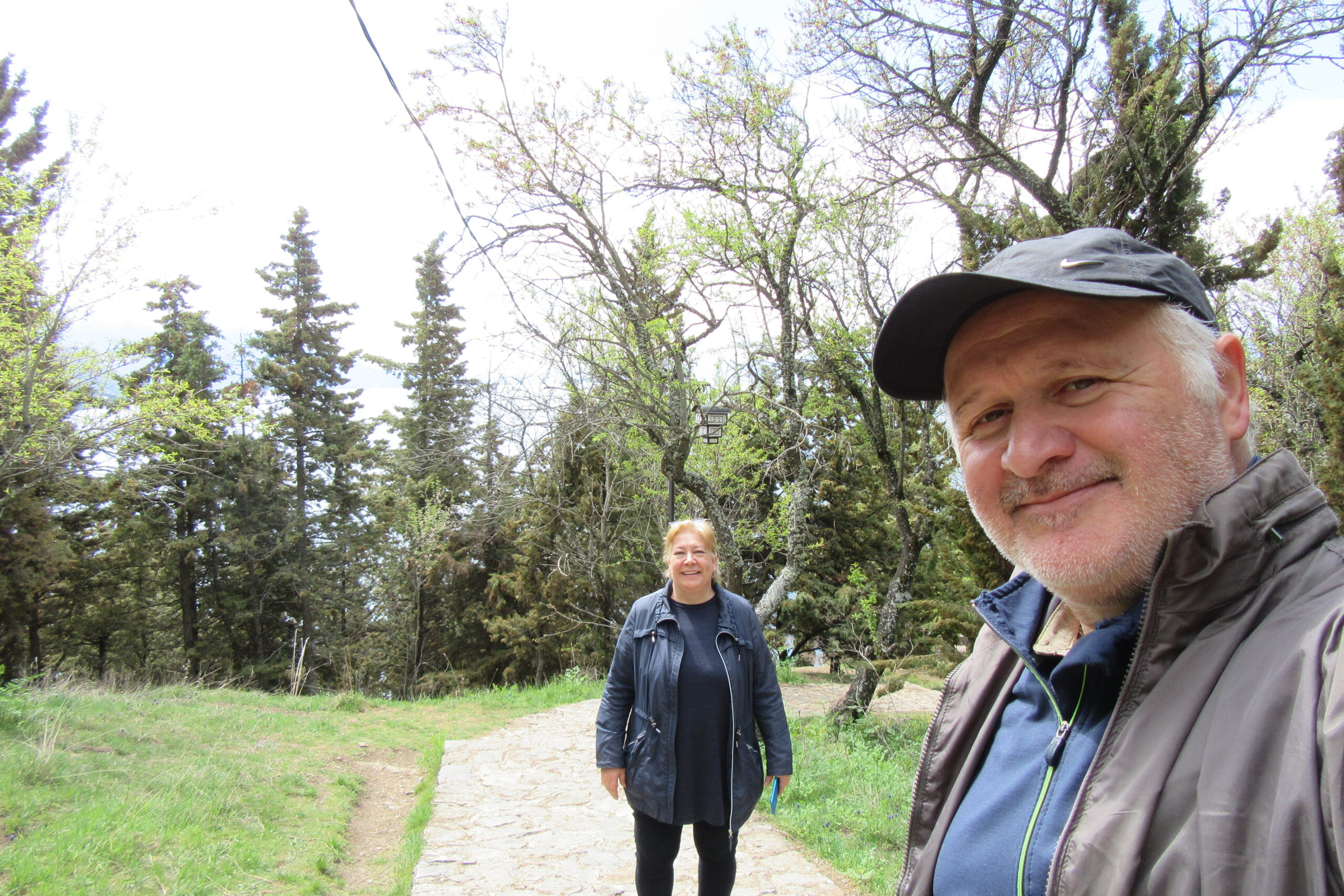 Göl Manzaralı Ormanda Yürüyüşle Kaleye Tırmanıyoruz