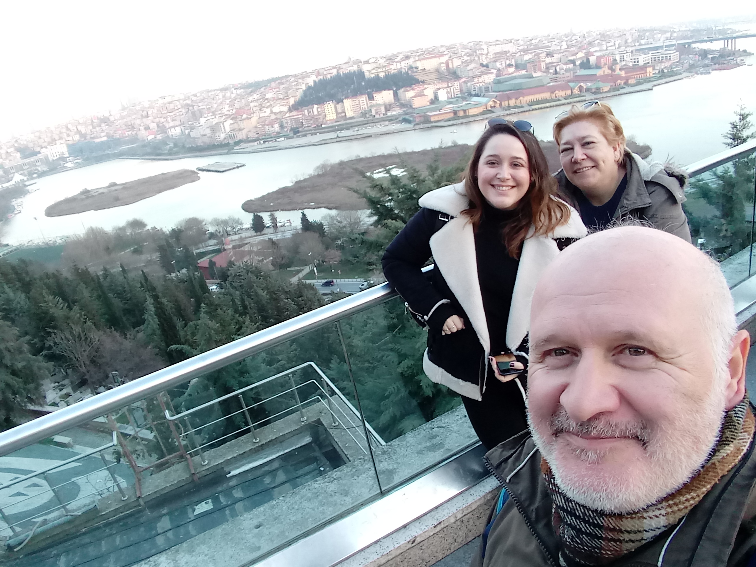 Panoramik Haliç Manzarası Eşliğinde Bir Fincan Kahve Aşkı