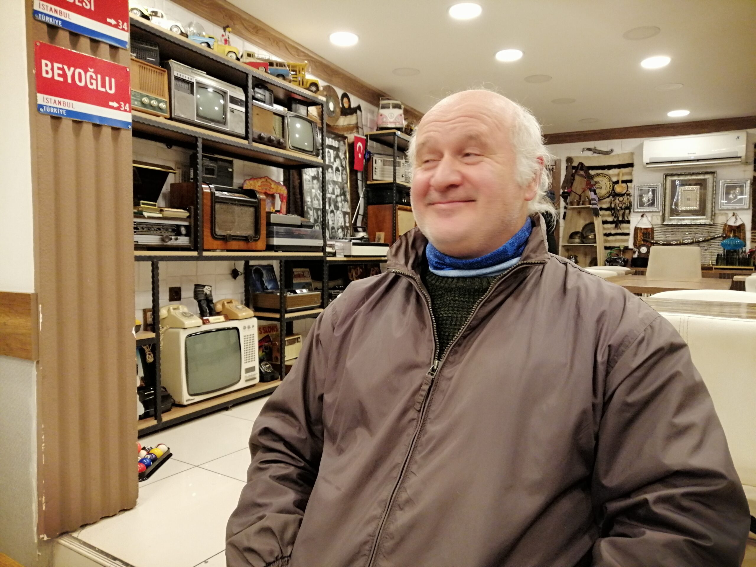 Dolu Mide Üstüne Osmanlı Tatlıcısında Türk Kahvesi Molası