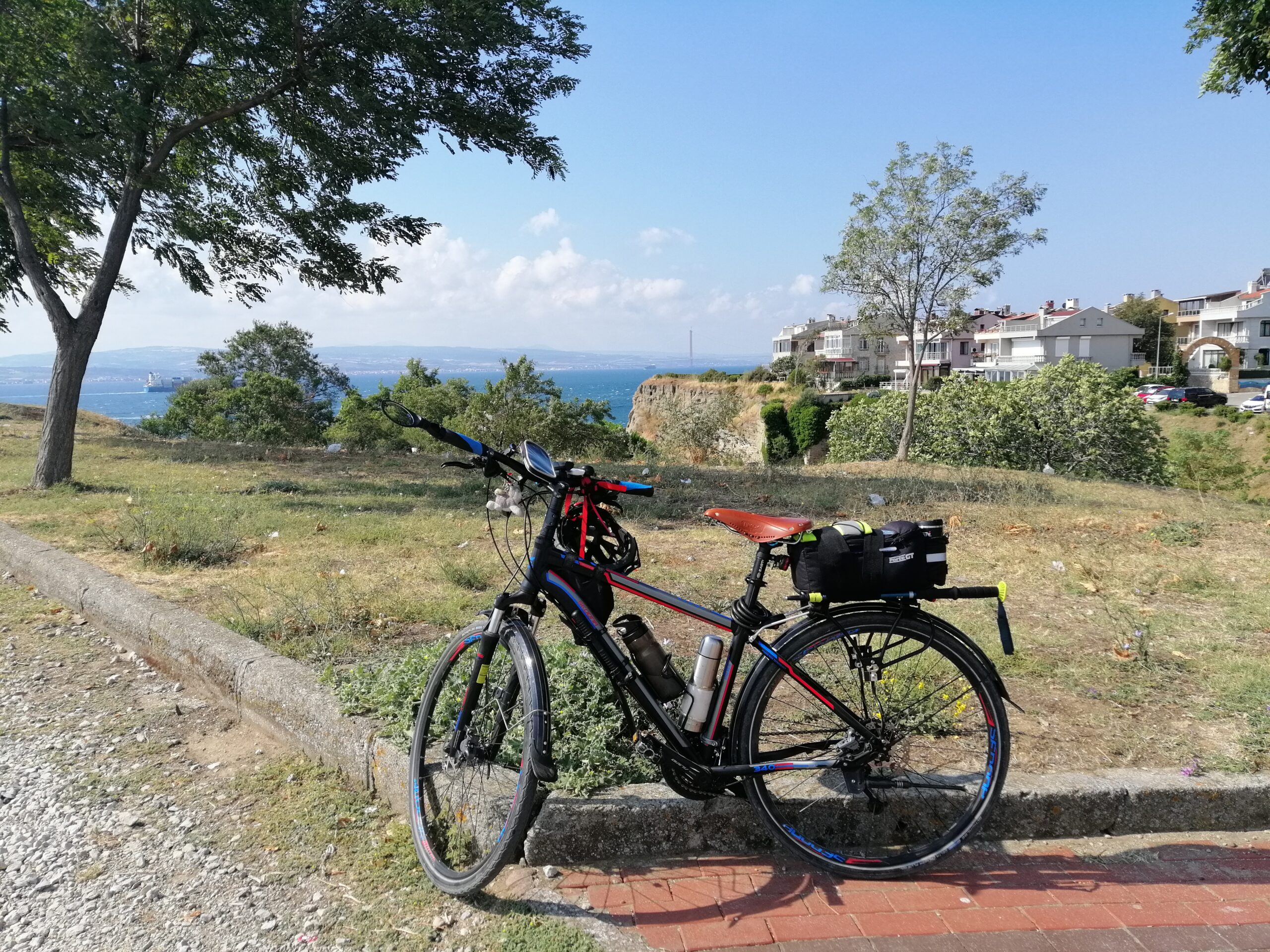 Karayı Gizleyen Kırmızı-Mavi Bantlı Bisikletim