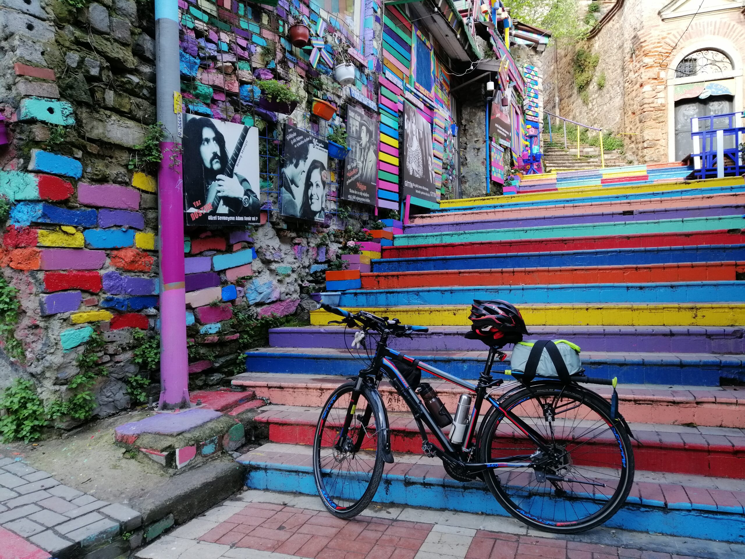 Damdan Düşer Gibi Tek Kişilik Karnaval