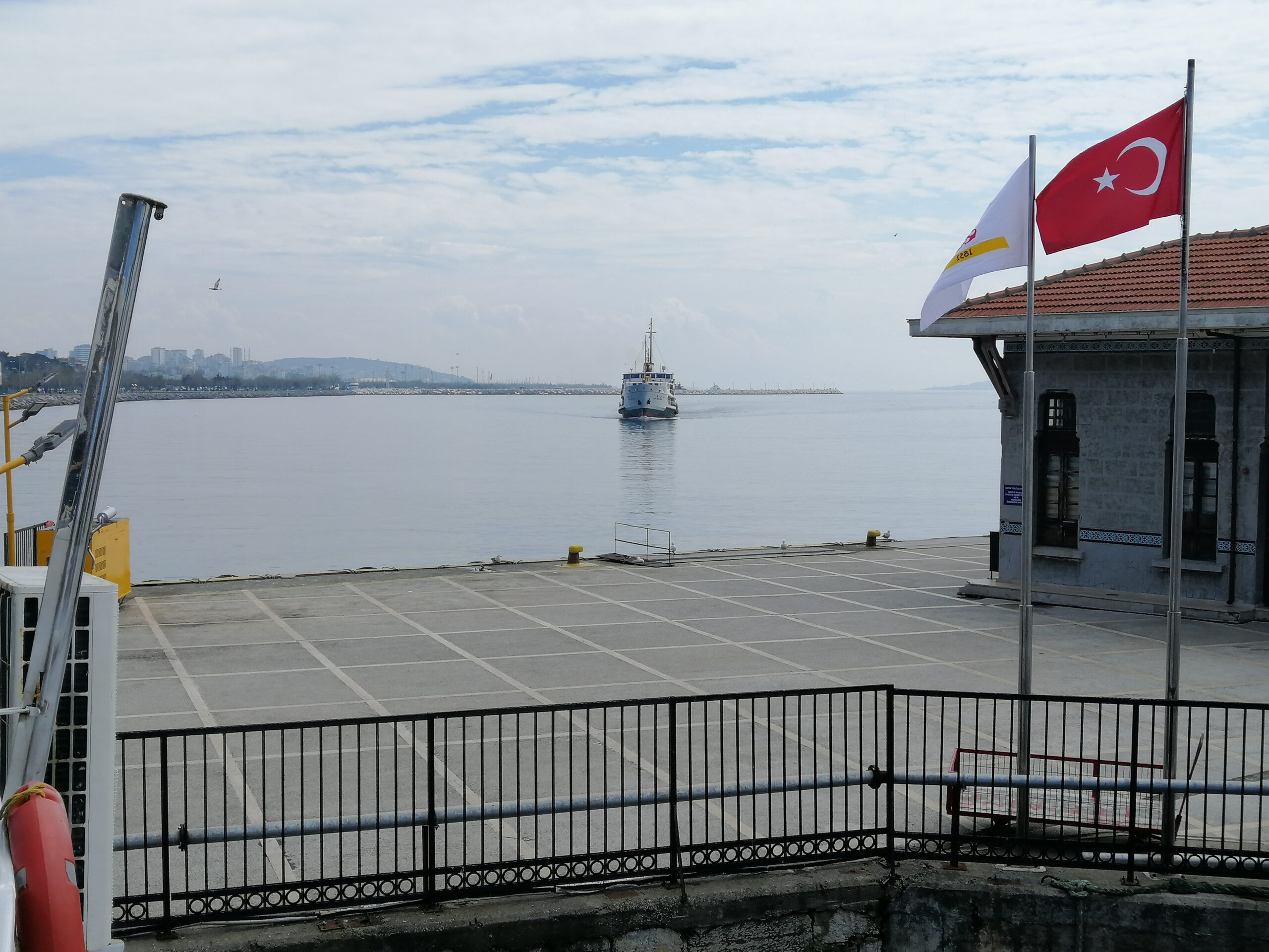 Beton Altındaki Saklı Yaşamı Ada Vapuruyla Çatlatmak