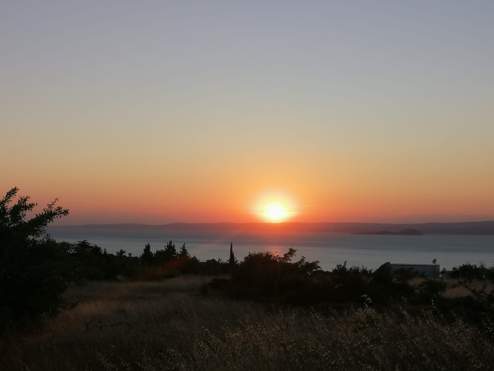 Günbatımında Hem Kaya Hem Dalga