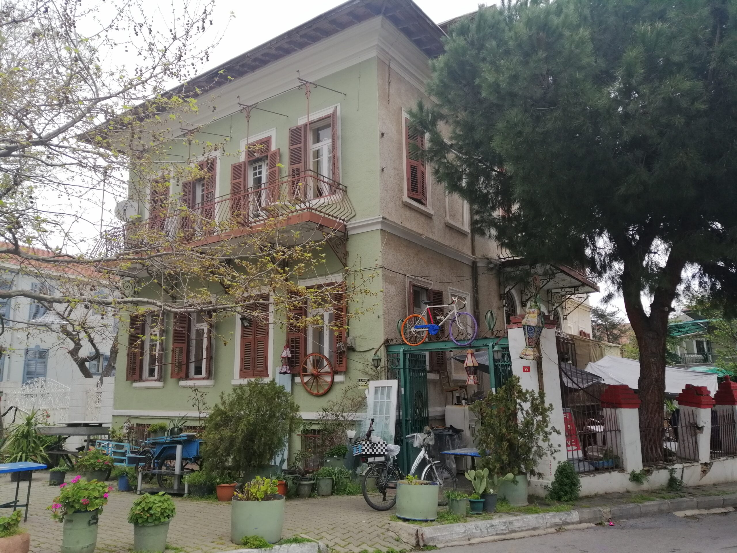 Duvarsız Yazılara Neşeli Süsler