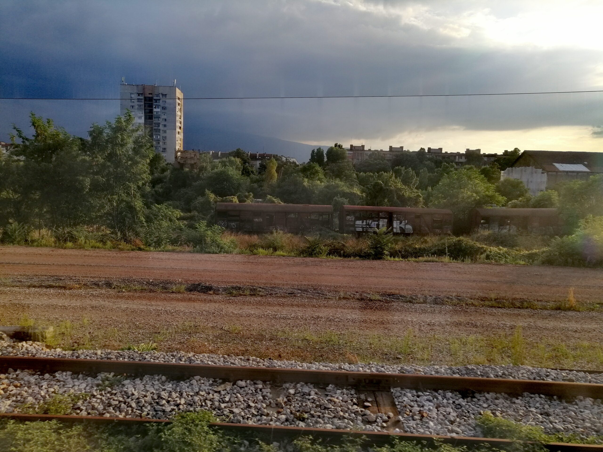 Issız Karaltılar Geçip Sızıyor Düşlerimize