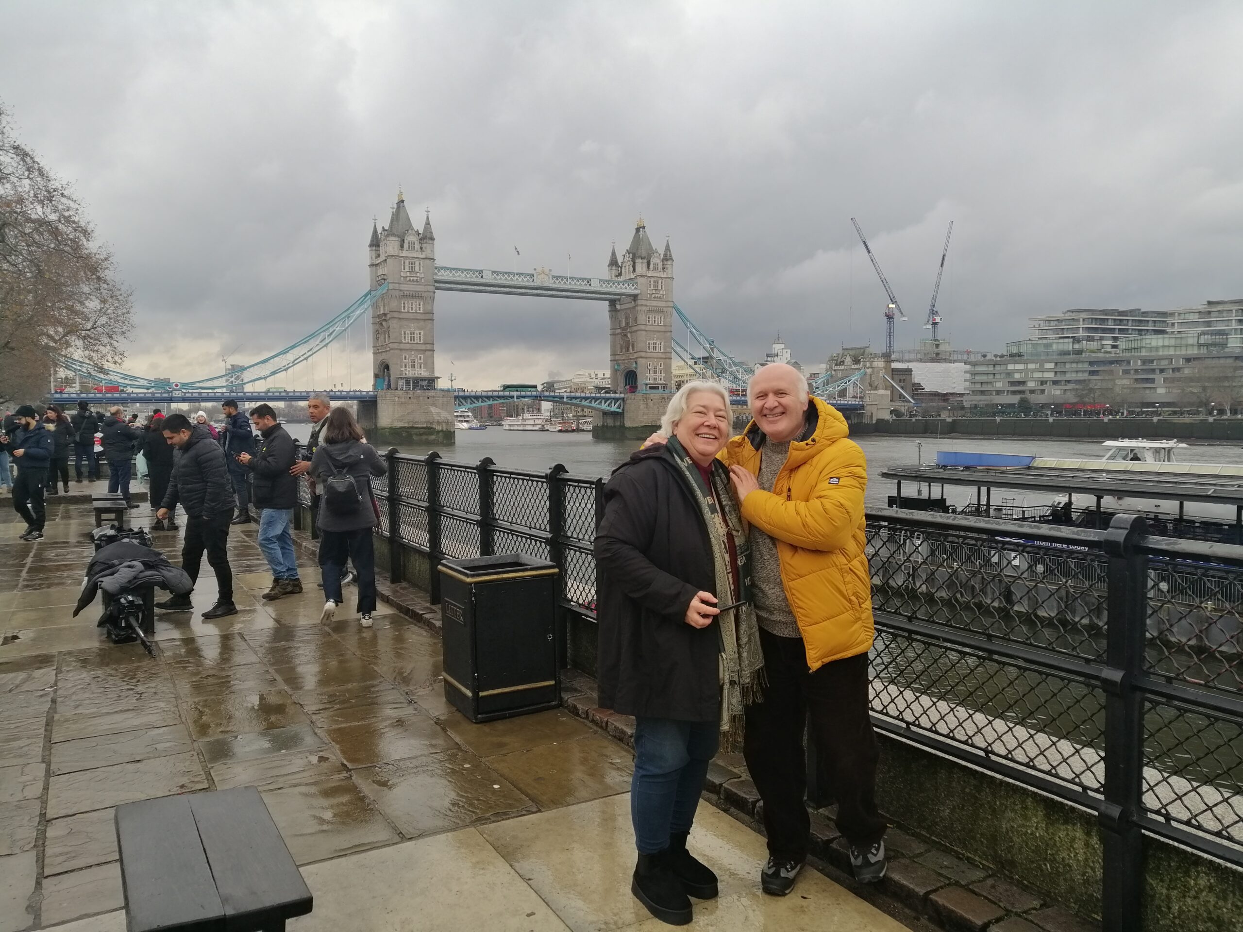 Londra Fotoğraflarının Yansıması Köprüye Yaslandığımız Anlar