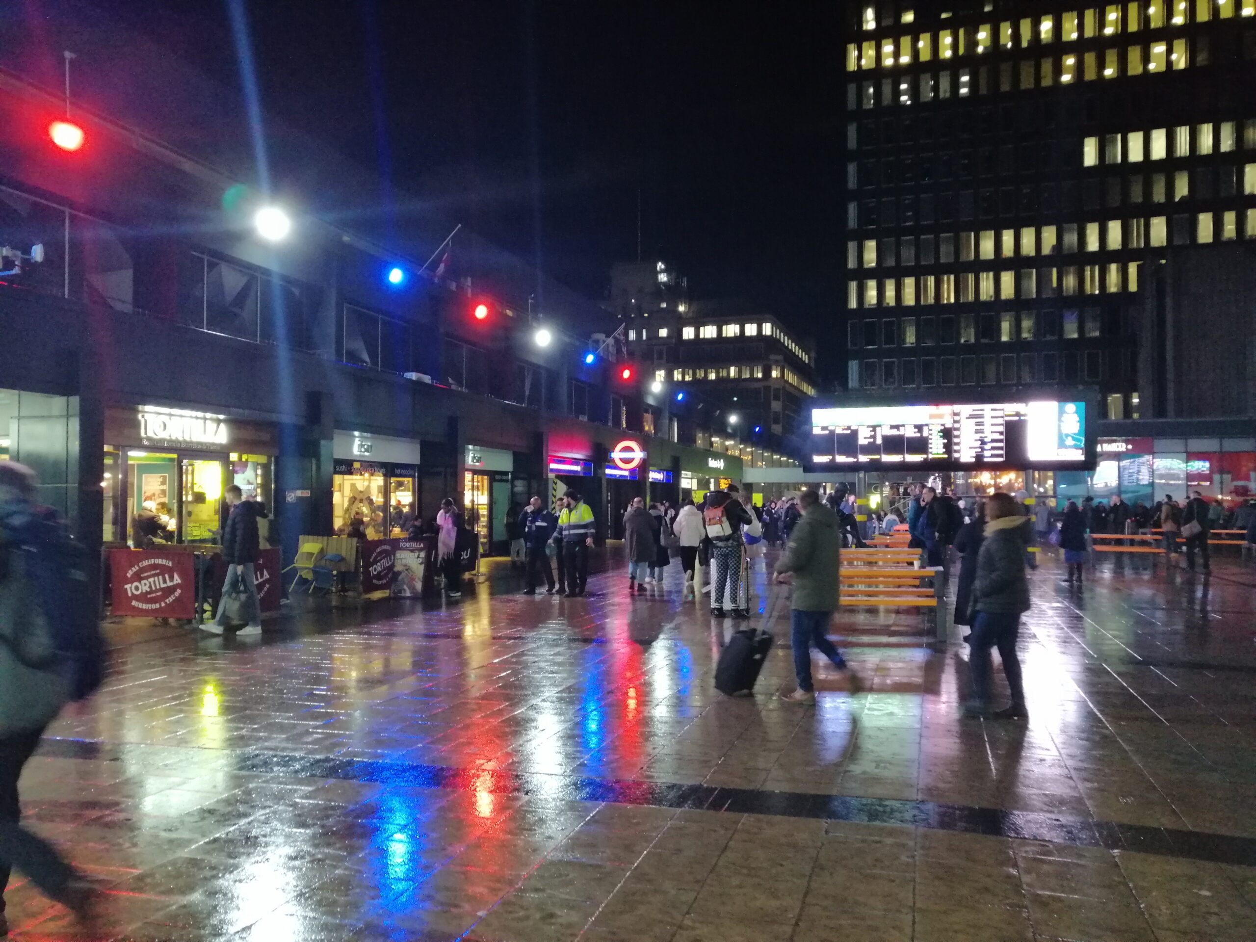 Euston’da Büyük Buluşma Yeter ki Grevler Trenimizi Sallamasın