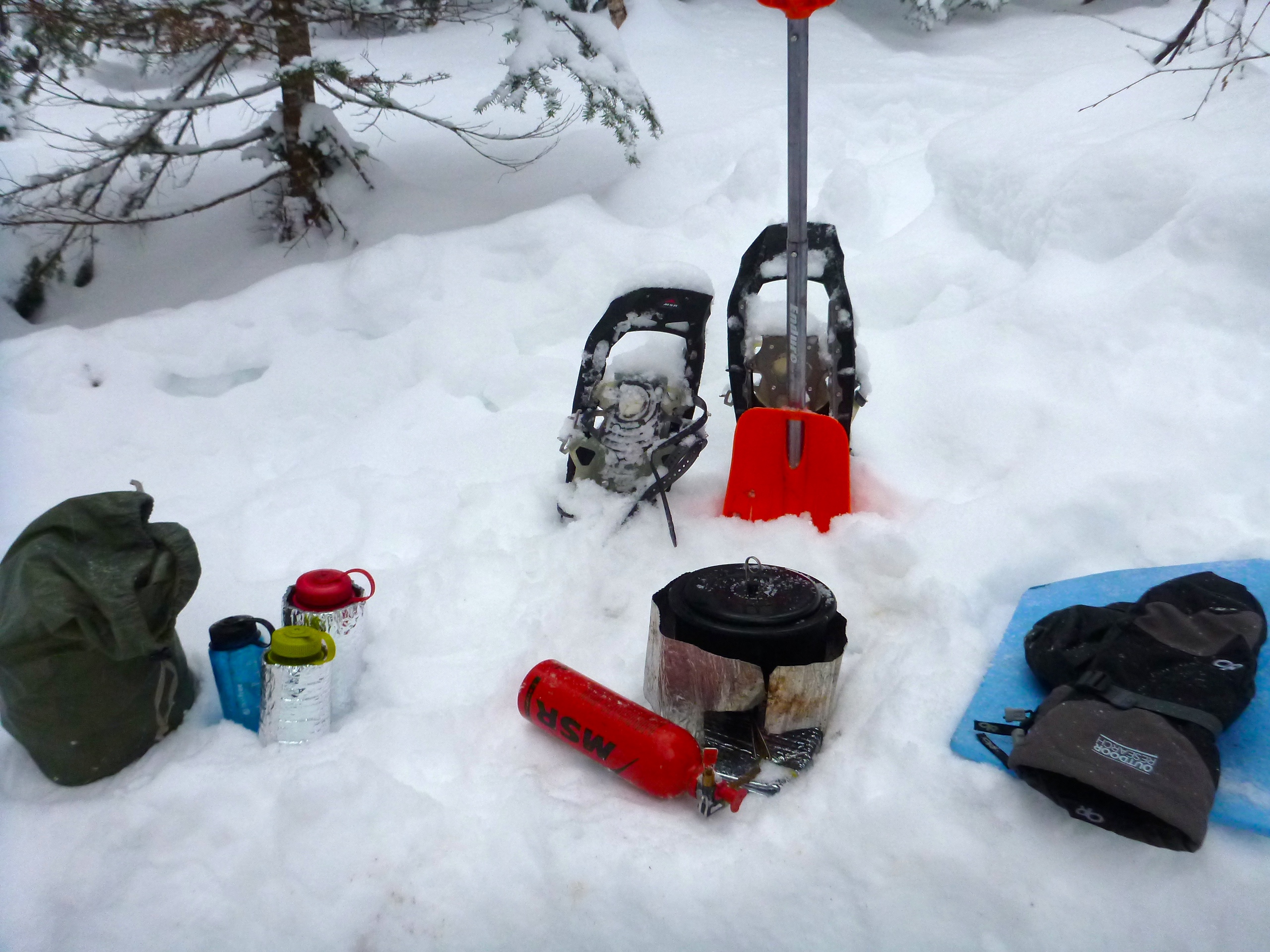 Elimde Bir Avuç Kar Yüreğimde Bir Avuç Sevgiye Eş Değer