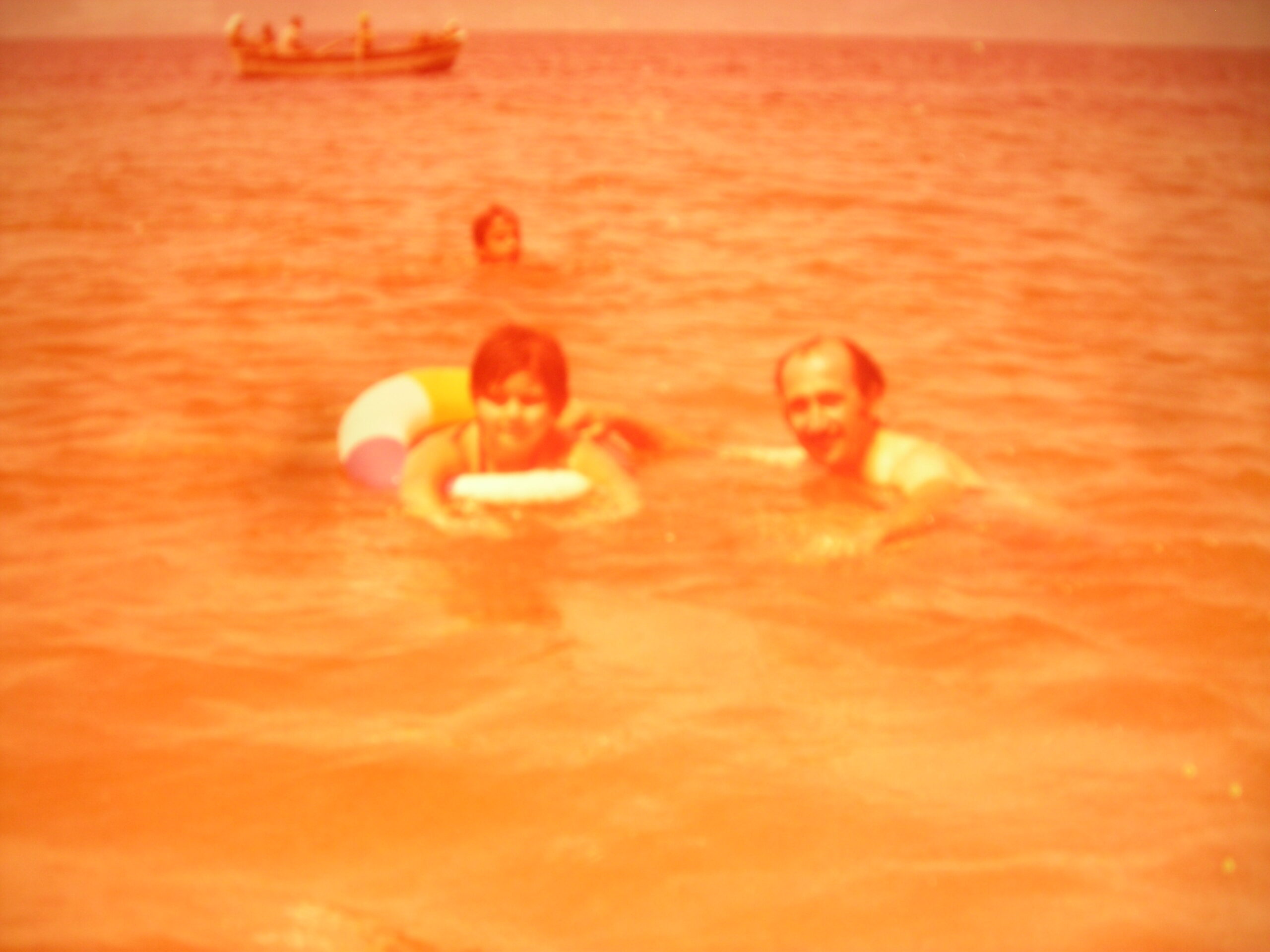 İleri Bahçelerde Kırmızı Kurdeleli Arzular