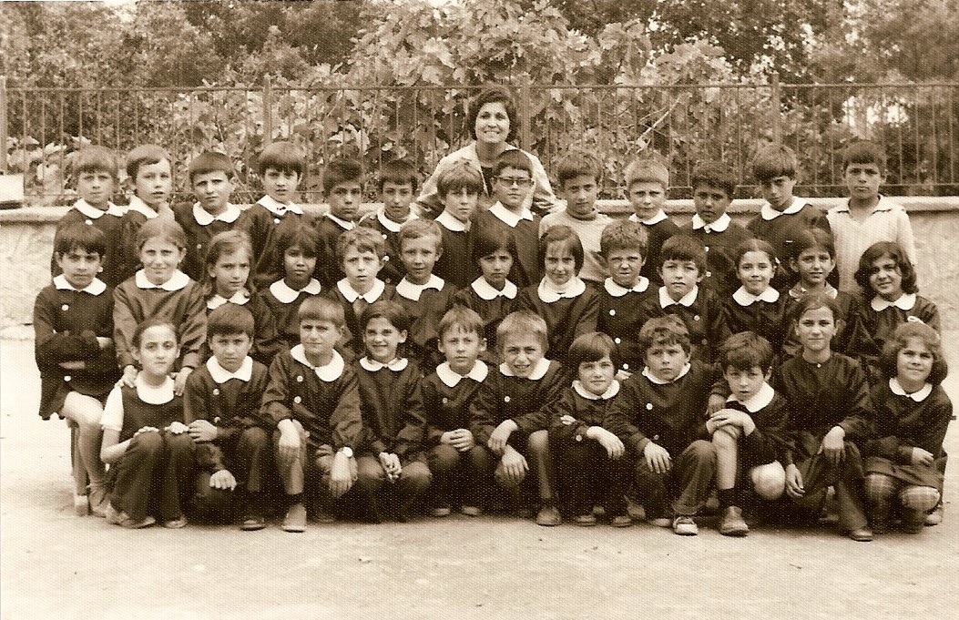 Sıralara Kazınmış Kalpler