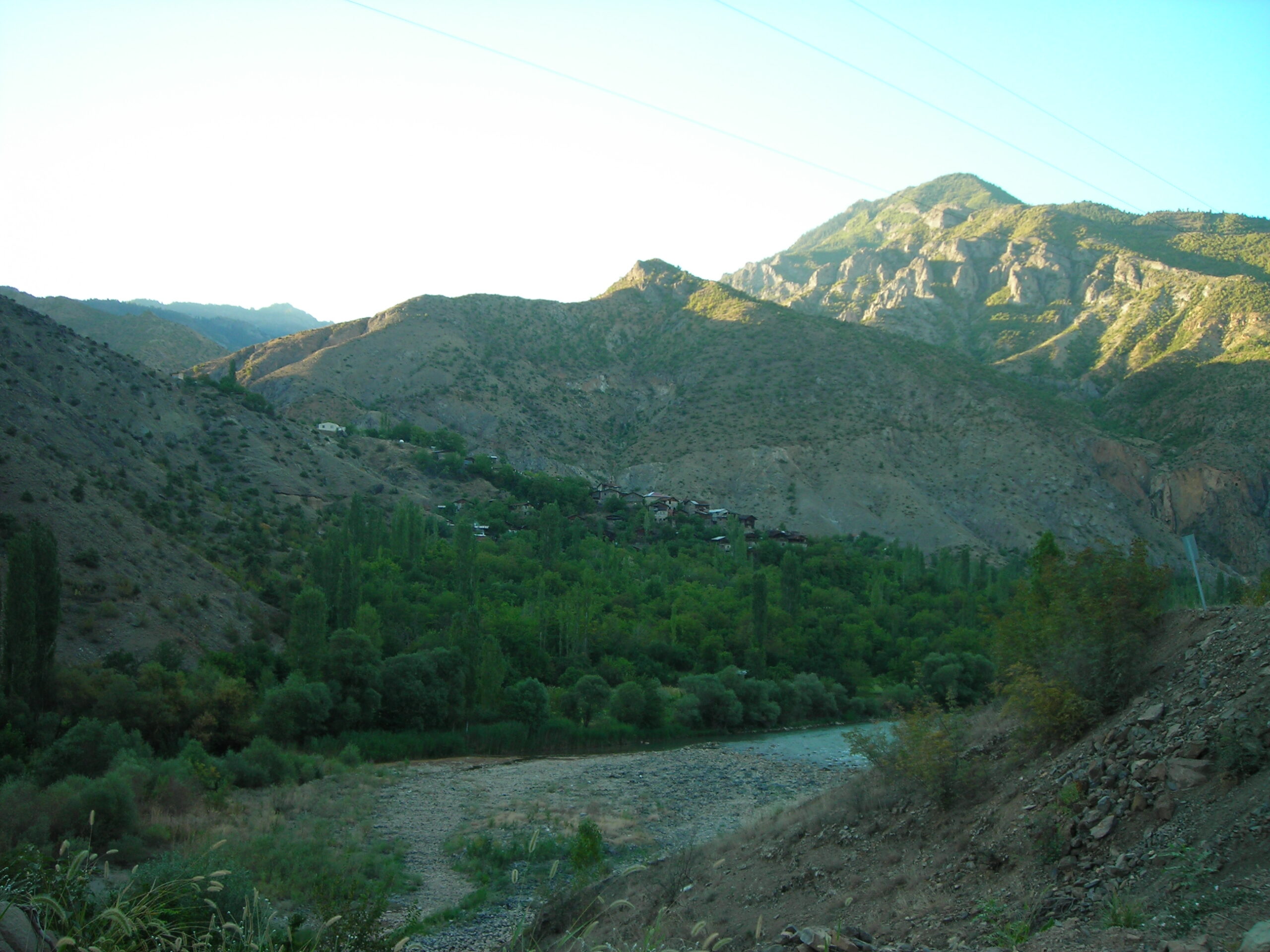 EK-02: Yalçın Dağların Arasında