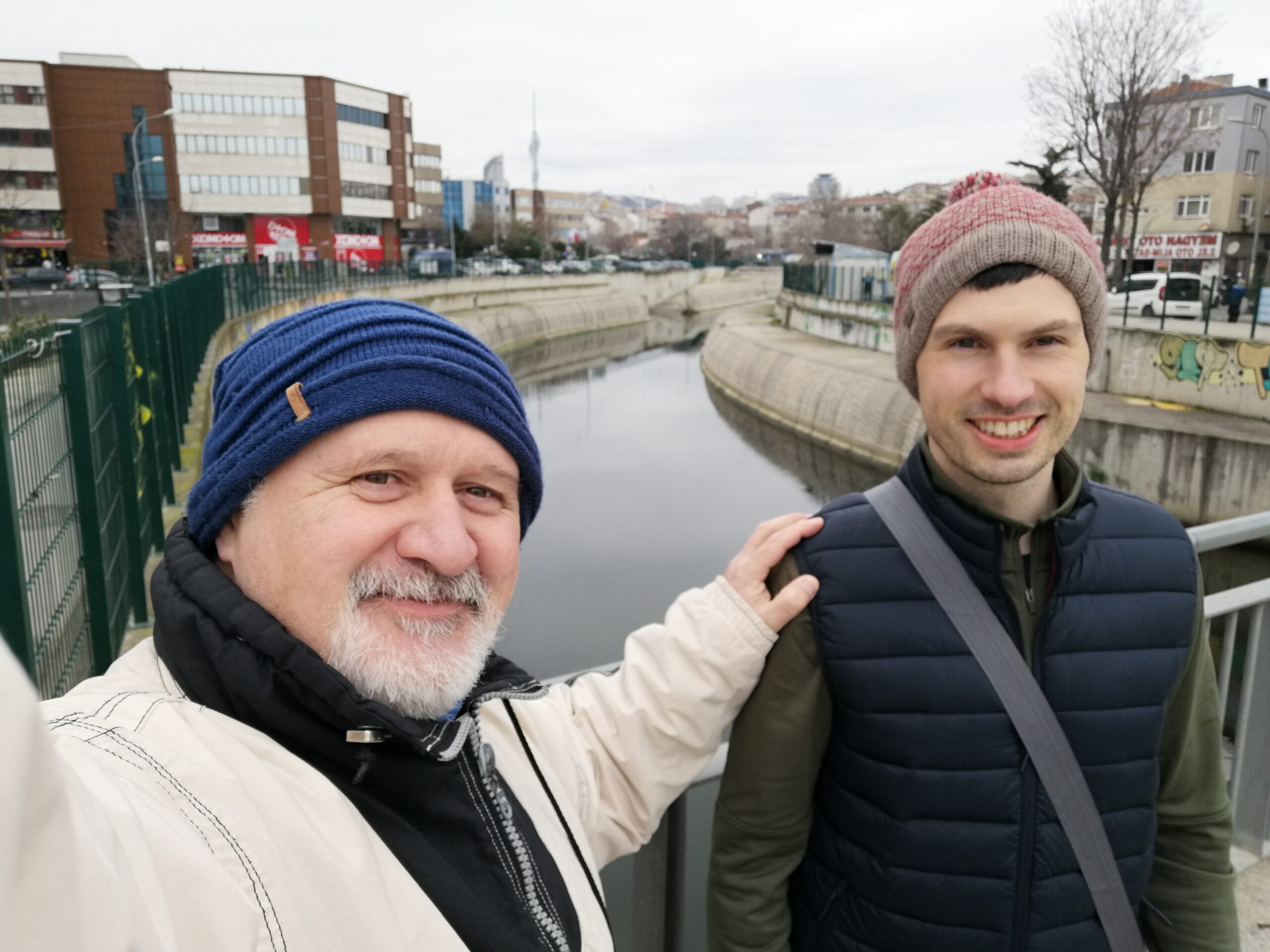 Yeğenim Gelmiş UK’den Gittiğimiz Yollardan Dönmeyiz Geri