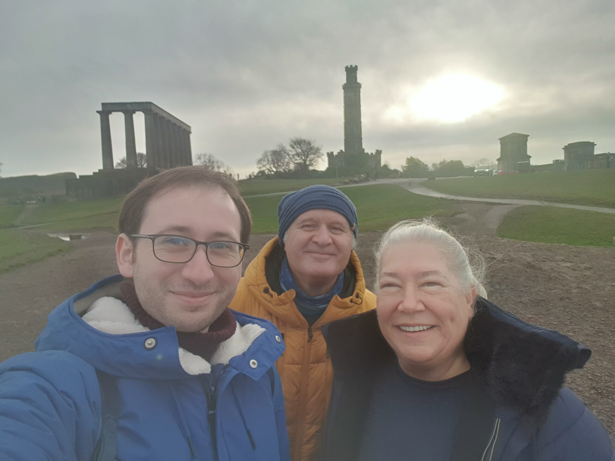 Şehir Manzarası Sunan “Calton Hill” Tepesinde Tansık Bir Yürüyüş