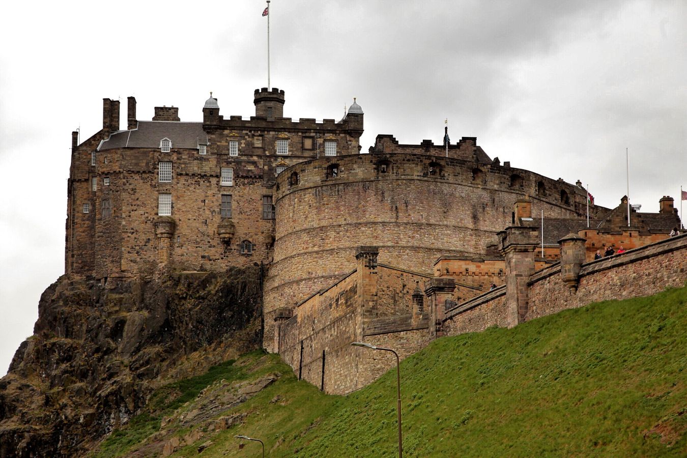 Castle Rock’ın Tepesinden Yükselen “Edinburgh Kalesi”
