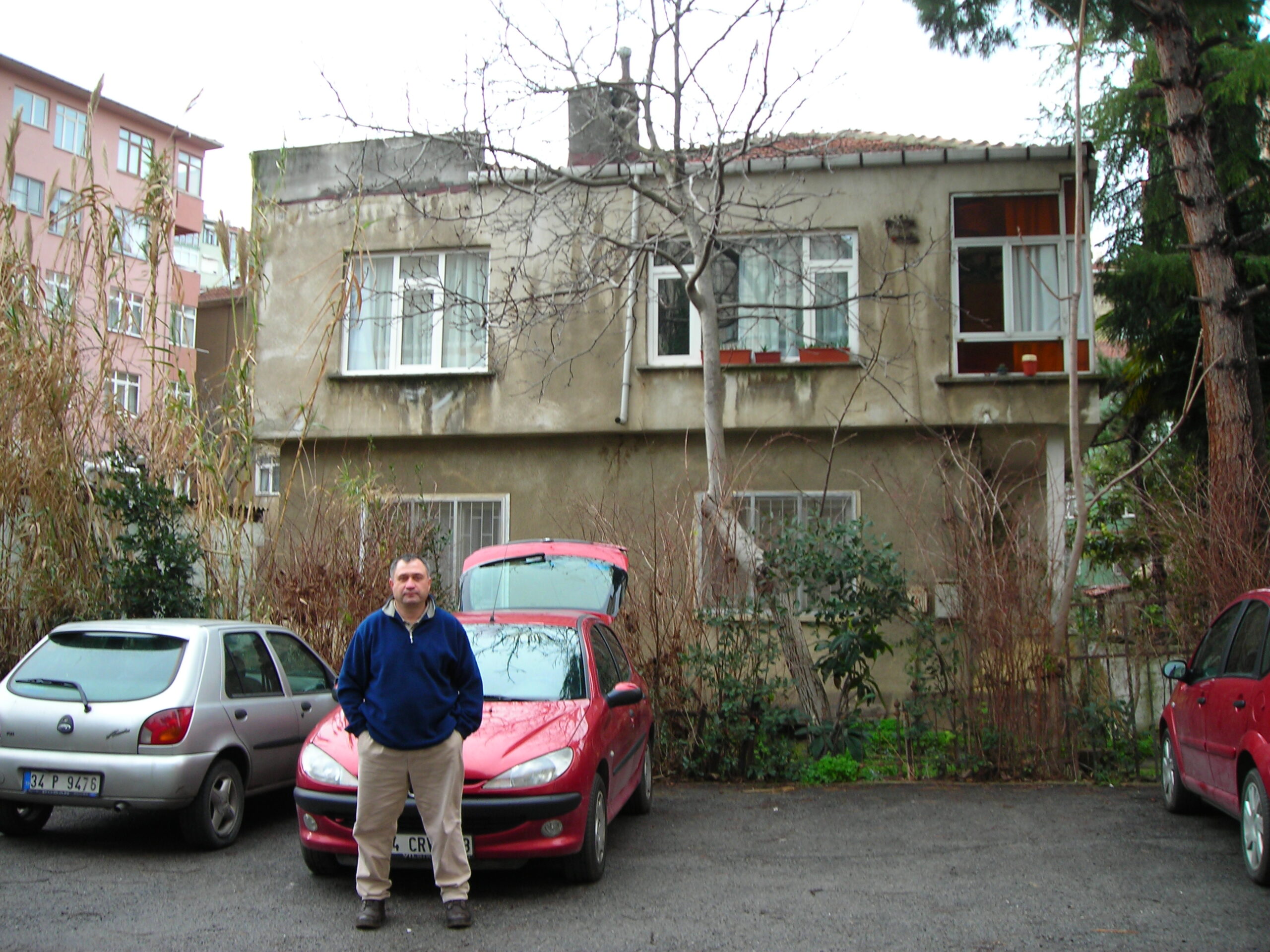 Boşa Çiğnenmiş Karanfil Kokuyor Şimdi Kutun Bahçe