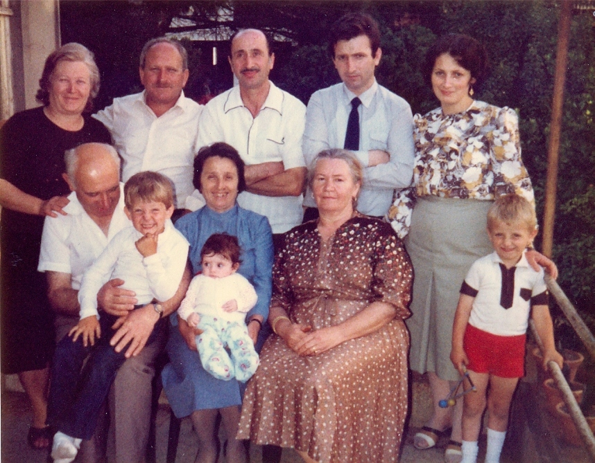 Bir Gülüşü Vardı Köklerimin Azarlar Gibi