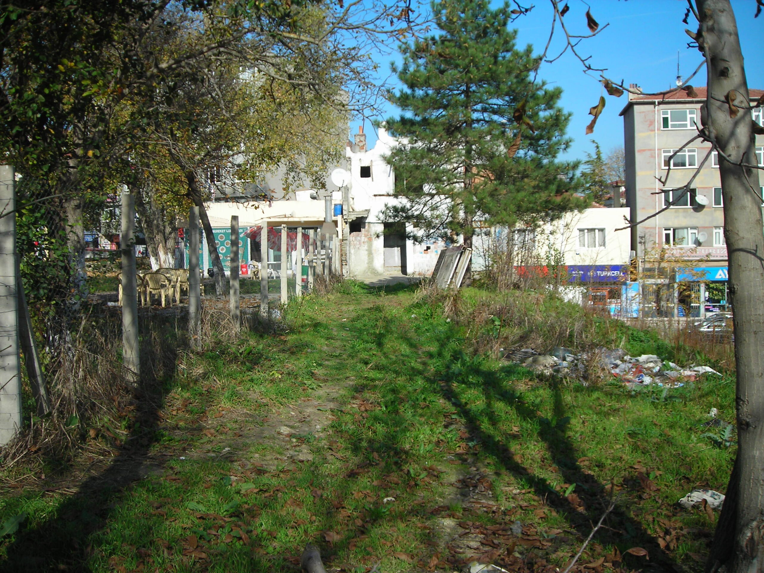 Soğan Tarlası Altında Ben Hep Uzaktaydım